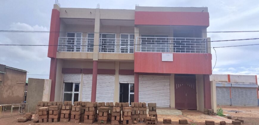 IMMEUBLE R+1 EN LOCATION DANS LE QUARTIER BANG-POORE