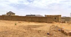 TERRAIN STRATEGIQUE DE 422M² CLOTURE AVEC BATI A YAGMA