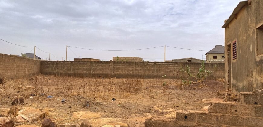 TERRAIN STRATEGIQUE DE 422M² CLOTURE AVEC BATI A YAGMA