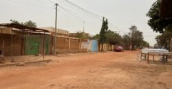 PARCELLE CLÔTURÉE DE 300 M² DOUBLE FACE BATIE EN VENTE À GOUNGHIN SUD