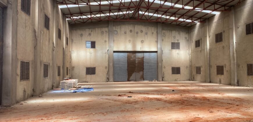 ENTREPÔT DE 1000 M² BÂTI SUR UN TERRAIN DE 5000 M² EN LOCATION À YIMDI