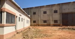 ENTREPÔT DE 1000 M² BÂTI SUR UN TERRAIN DE 5000 M² EN LOCATION À YIMDI