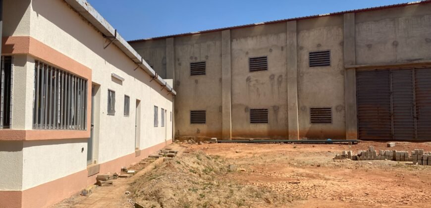 ENTREPÔT DE 1000 M² BÂTI SUR UN TERRAIN DE 5000 M² EN LOCATION À YIMDI