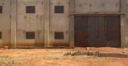 ENTREPÔT DE 1000 M² BÂTI SUR UN TERRAIN DE 5000 M² EN LOCATION À YIMDI