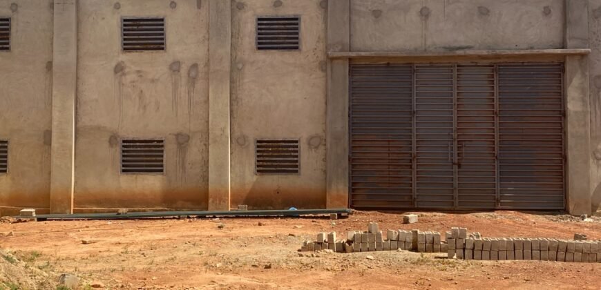 ENTREPÔT DE 1000 M² BÂTI SUR UN TERRAIN DE 5000 M² EN LOCATION À YIMDI
