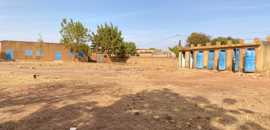 COMPLEXE SCOLAIRE CONSTRUIT SUR UNE PARCELLE DE 8850 M² EN VENTE A BANG POORE