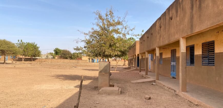 COMPLEXE SCOLAIRE CONSTRUIT SUR UNE PARCELLE DE 8850 M² EN VENTE A BANG POORE
