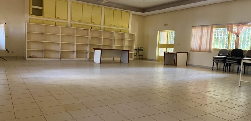 SPACIEUX OPEN SPACE DE 200 M² EN LOCATION DANS UNE ZONE STRATÉGIQUE À OUAGA 2000 (ZONE C)