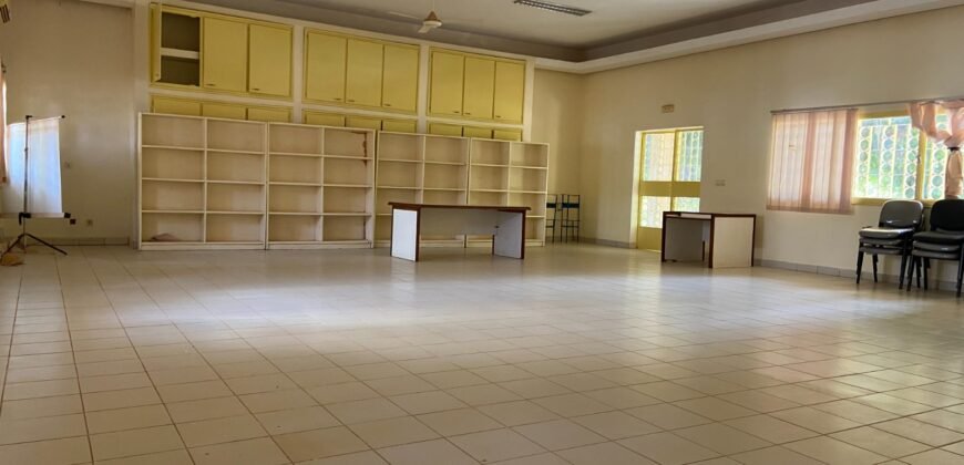 SPACIEUX OPEN SPACE DE 200 M² EN LOCATION DANS UNE ZONE STRATÉGIQUE À OUAGA 2000 (ZONE C)