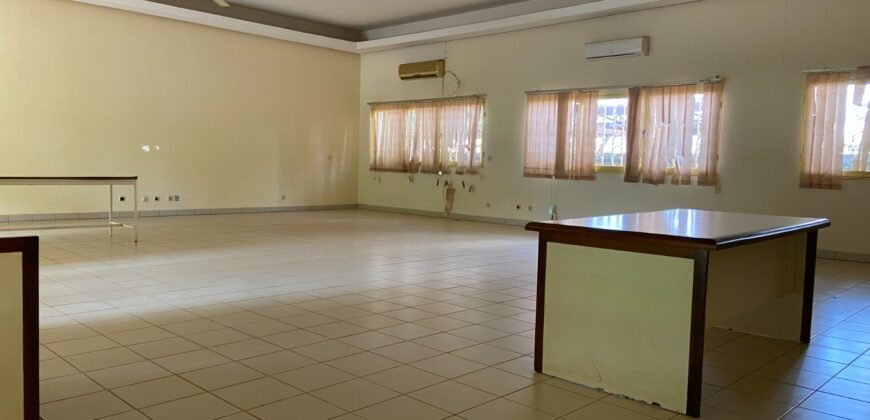 SPACIEUX OPEN SPACE DE 200 M² EN LOCATION DANS UNE ZONE STRATÉGIQUE À OUAGA 2000 (ZONE C)