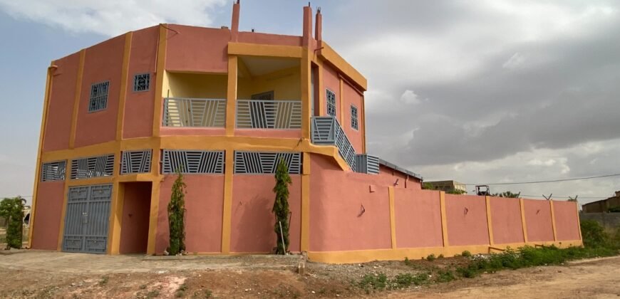 SOMPTUEUX DUPLEX DE 07 PIECES EN LOCATION À SAABA DANS LA CITÉ WENG PANGA