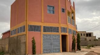 SOMPTUEUX DUPLEX DE 07 PIECES EN LOCATION À SAABA DANS LA CITÉ WENG PANGA