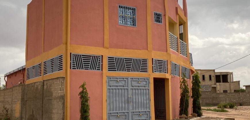 SOMPTUEUX DUPLEX DE 07 PIECES EN LOCATION À SAABA DANS LA CITÉ WENG PANGA