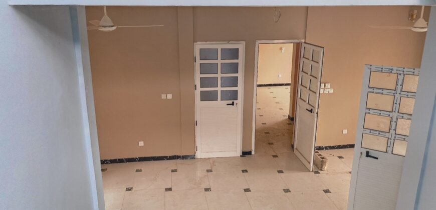 TRIPLEX DE 7 PIÈCES EN LOCATION À OUAGA 2000 EXTENSION SUD