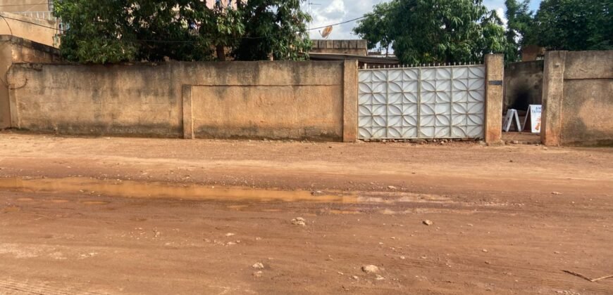 PARCELLE CLÔTURÉE AVEC BÂTIE F4 EN VENTE À KALGONDÉ