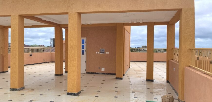 TRIPLEX DE 7 PIÈCES EN LOCATION À OUAGA 2000 EXTENSION SUD
