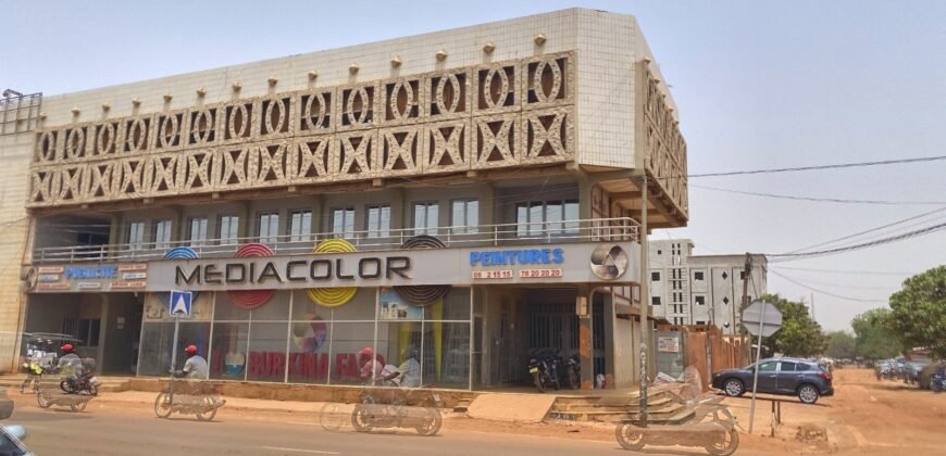 À LOUER À KAMSONGHIN : APPARTEMENT MEUBLÉ DE PRESTIGE SUR L’AVENUE OUEZZIN COULIBALY